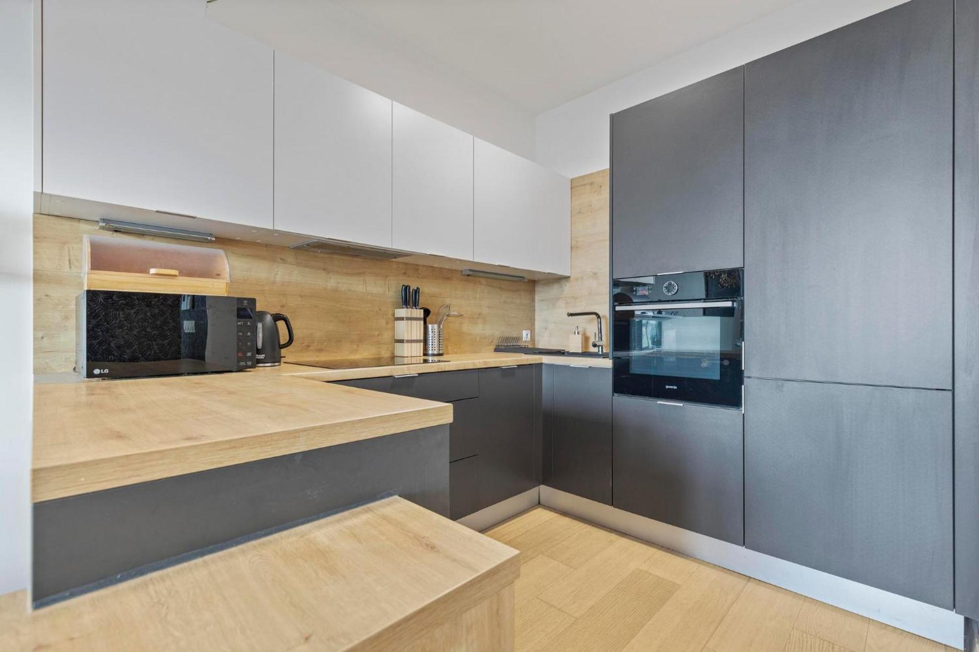 Panorama City Apartment In Downtown Area With Free Parking And Castle View Bratislava Buitenkant foto
