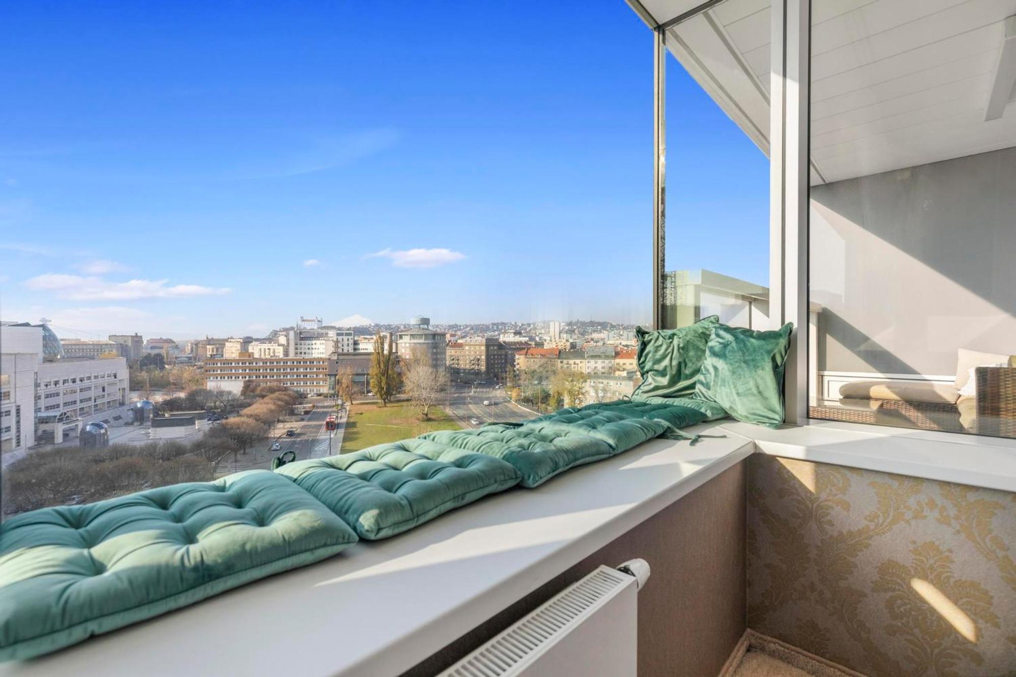 Panorama City Apartment In Downtown Area With Free Parking And Castle View Bratislava Buitenkant foto