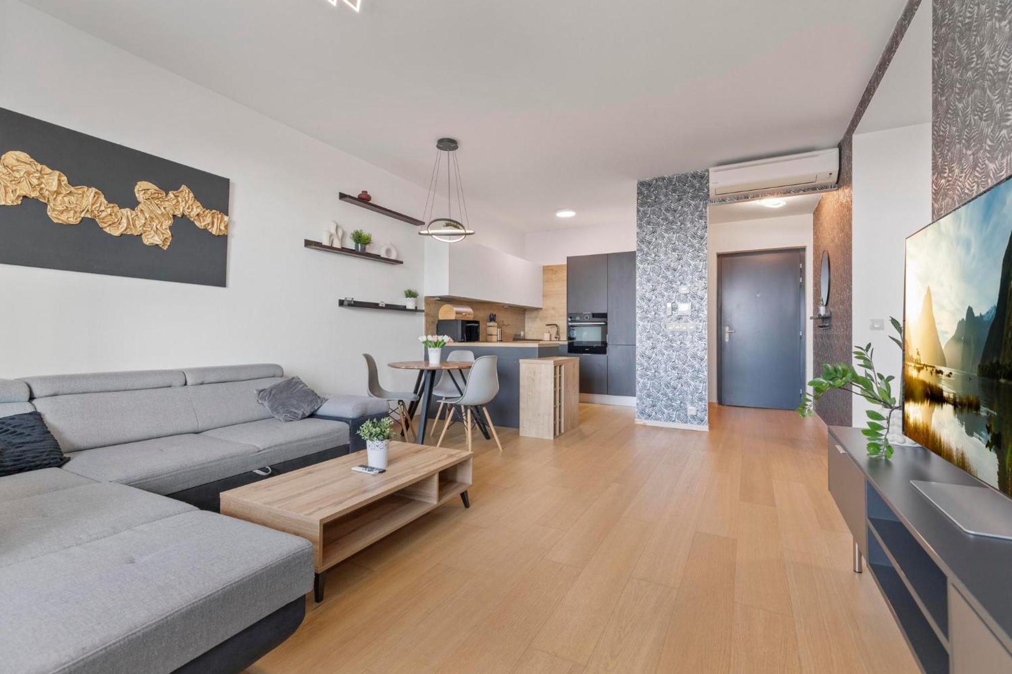 Panorama City Apartment In Downtown Area With Free Parking And Castle View Bratislava Buitenkant foto